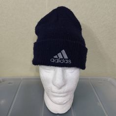 Size : Adult  Condition : Very good Colour : Black  100% Acrylic Made in China Adidas Beanie, Adidas Vintage, Style Hip Hop, Ski Hats, Vintage Adidas, Sports Equipment, Skull Cap Beanie, Skull Cap, Caps Hats