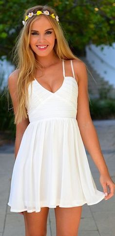 Vestidos império brancos                                                                                                                                                                                 More Beach Outfits, Hipster Fashion, White Dress Summer, Maxi Skirts, Outfit Summer, Primavera Estate, Louis Tomlinson