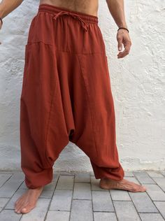 Nuestro nuevo estilo de pantalónes Hippie, Samurai, Boho o Aladdin de corte bajo están hechos de algodón. Presentan una cintura con cordón elástica y puños elásticos en el tobillo. Relájate estas vacaciones con los mejores pantalones para la playa! Si te gusta un ajuste relajado, estos son los mejores pantalones en el mercado online. El estilo de la entrepierna permite la libertad de movimiento por lo que son ideales para el baile, yoga y otros tipos de entrenamiento. La tela es de algodón y muy Aladin Pants, Low Crotch Pants, Look And Find, Thai Fisherman Pants, Fisherman Pants, Dance Yoga, Estilo Hippie, Boho Pants, Pants Cotton