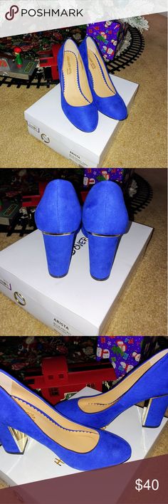 NWT Head Over Heels Blue Arista Block Heels sz 8 Head Over Heels Blue Arista Block Heels sz 8 😍 Bought back in 2016 to wear on my wedding day, ended up wearing something else. Only ever worn for 30 minutes with stockings on, inside my carpeted home. Heel is about 3-3 1/2 inches, microfiber/suede material, & has pretty gold heels. No scuffs or marks seen. In new condition 😁 Head Over Heels Shoes Heels Blue Round Toe Block Heels With Stacked Heel, Chic Blue Block Heels With Round Toe, Blue Block Heels With Padded Heel And Round Toe, Blue High Heel Court Shoes With Padded Heel, Blue Heels With Stacked Block Heel, Blue Heels With Stacked Heel And Round Toe, Blue Round Toe Heels With Stacked Heel, Blue 4-inch Wedge Heels, Blue Heels With Stacked Heel And Medium Width