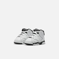 Style No. DV3606-112 Color: White/Black Showcasing the colors of MJ's alma mater, this iteration of the Jordan 6 is all about the path to greatness. From the playground to the classroom, start your little one's own journey on the right foot with a shoe that pairs durability with style—and a throwback to Mike's own youth. Jordan 6 Retro "White/Black" Baby/Toddler Shoes. Cdg Converse, Air Jordan 6 Retro, Jordan 6 Retro, Clog Boots, Nike Blazers Mid, Toddler Sneakers, Converse Chuck 70, Takashi Murakami, Air Jordan 6