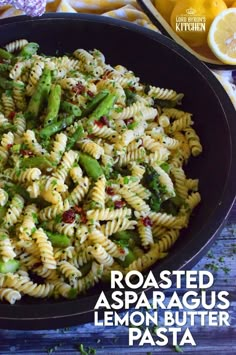 pasta with asparagus, lemon and parsley in a black bowl