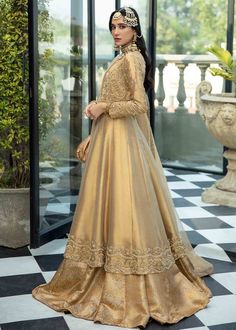 Jamawar Lehnga, Raw Silk Dress, Pakistani Party Wear Dresses, Pakistani Party Wear, Gold Bridesmaid Dresses, Soiree Dress, Bridal Dress Design, Stylish Dress Book