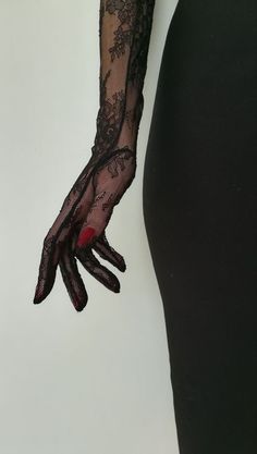 Scarlett Dragna, Gloves Aesthetic, Black Lace Gloves, Outfit Vintage, Lace Gloves, Estilo Chic, The Great Gatsby, Feminine Aesthetic