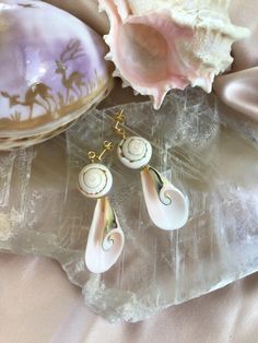 These organic shell dangle earrings have shades of pink, cream and beige and hang from gold filled posts. The drop is almost 2". There are perfect for a beach wedding or your resort wardrobe. Resort Wardrobe, Fast 5, Earrings Beach, Seashell Jewelry, Shell Earrings, Pink Beige, Wedding Earrings, Post Earrings, Beach Wedding