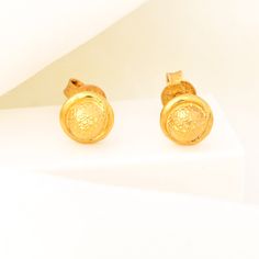 ✦ 𝐈𝐭𝐞𝐦 𝐃𝐞𝐬𝐜𝐫𝐢𝐩𝐭𝐢𝐨𝐧 These dainty 14k gold-plated earrings feature embossed geometric disc studs that add modern flair to any look. Their flat design ensures a comfortable fit and a lightweight feel. A versatile style for any occasion. 𝐒𝐩𝐞𝐜𝐢𝐟𝐢𝐜𝐚𝐭𝐢𝐨𝐧 :- ■ Type : Stud ■ Material : 925 Sterling Silver ■ Finish : Gold Plated ■ Dimension: 6 mm ✦ Shipping Updates :--------- Processing Time : 1 working Days Shipping Time : 8-12 working Days Shipping Service : UPS, USPS, FedEx, DHL, India Post, Yodel, DPD, Atlantic, DHL eCommerce. Note : For fast shipping 3-5 working days via FedEx please check our Upgraded shipping profile . 𝐁𝐮𝐲𝐞𝐫𝐬 𝐍𝐨𝐭𝐞 : WHOLESALE ORDERS ARE ALWAYS WELCOMED. 𝐓𝐡𝐚𝐧𝐤 𝐘𝐨𝐮 𝐅𝐨𝐫 𝐕𝐢𝐬𝐢𝐭𝐢𝐧𝐠 𝐌𝐲 𝐒𝐡𝐨𝐩 ❣️ 𝐇𝐚𝐯𝐞 𝐚 𝐆𝐫𝐞𝐚𝐭 𝐃𝐚 Gold Etched Round Earrings, Gold Etched Earrings As Gift, Gold Etched Earrings For Gift, Gift Gold Etched Earrings, Modern Etched Gold Jewelry, Gold Etched Drop Earrings, Gold Engraved Drop Earrings, Gold Earrings For Everyday Wear, Gold Earrings Stamped 14k For Everyday Wear