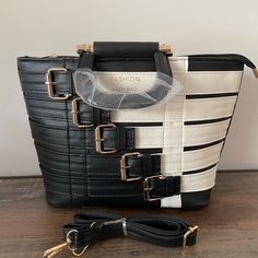 Brand New Trendy White Top Handle Bucket Bag, Trendy White Satchel With Zipper Closure, Chic Black And White Travel Bag, White Satchel With Zipper For Shopping, Trendy White Satchel For Office, Chic Everyday Black And White Bag, Chic White Bucket Satchel, Chic Black And White Bag For Everyday, Chic Black And White Rectangular Shoulder Bag