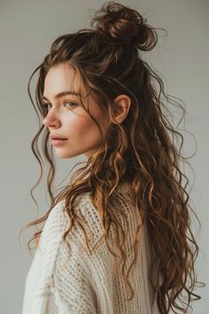 Wavy Hair Clipped Back, Womens Long Curly Hairstyles, Long Curly Hair Inspiration, Ash Blonde Wavy Hair, Long Hair Wavy Haircut, Balayage Hair Wavy, Natural Wavy Hair Styles, 2b Haircut Long, Long Naturally Wavy Hair