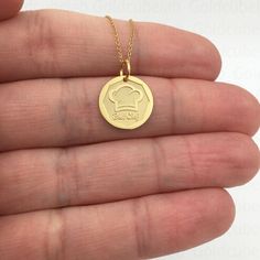 ● Material of pendant: Solid gold 14k ( REAL GOLD ) ● Metal Stamp: 14k ● The pendant is available in 3 sizes: 14,0 mm / 0,55 inches ( Diameter ) 16,5 mm / 0,65 inches ( Diameter ) 19,1 mm / 0,75 inches ( Diameter ) ( In the photos the size of the pendant is 14mm / 0.55 inches Diameter ) ● Material of chain: Solid gold 14k ( REAL GOLD ) ● Chain Options: **Chain No.1  :  thickness 0,7mm  **Chain No.2 :  thickness 1,3mm ● Chain Length: - 40 cm / 15,75 inches ( Length ) - 45 cm / 17,72 inches ( Leng Gold 14k Hallmarked Charm Necklaces, 14k Gold Charm Necklace With Hallmark, 14k Yellow Gold Nameplate Charm Necklace, Stamped 14k Yellow Gold Charm Necklaces, Yellow Gold Medallion Charm Necklace 14k, Gold Medallion Charm Necklace Stamped 14k, 14k Gold Charm Necklace, Chef Necklace, Hat Jewelry