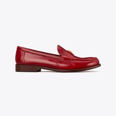 Our new classic loafer details the timeless silhouette with scalloped edges and a delicate Double T. Understated and elegant, it is crafted in soft yet durable crinkled leather. Red Loafers, Designer Flats, Wardrobe Classic, Mule Sandals, Footwear Design Women, Scalloped Edges, Ballet Flat Shoes, New Classic, Beautiful Shoes