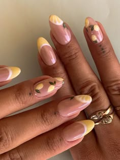 #summernails #italy #lemon Lemon Nails, Yellow Nail, Colorful Nails, Summery Nails, Yellow Nails, Minimalist Nails, Manicure Y Pedicure, Funky Nails, Floral Nails