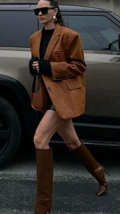 Suede Boots Outfit, Street Couture, Street Style Outfits Casual, Milan Fashion Week Street Style, Effortlessly Chic Outfits, Winter Trends, Fashion Mistakes, 10 Pounds