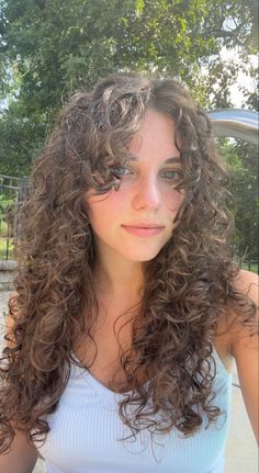 Curly Hair Layers With Curtain Bangs, Curtain Bangs On Curly Hair Long, Butterfly Cut For Curly Hair, Long Curtain Bangs On Curly Hair, Long Hair Curly Bangs, Long Natural Curly Hair With Bangs, Curly Haircuts Curtain Bangs, Curly Face Framing Pieces, Fringe On Curly Hair