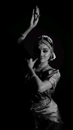 Indian Classical Dance Poses, Dance Poses Classical, Indian Dancer Photography, Classic Dance Photography, Aesthetic Classical Dance, Bharat Natyam Poses, Bharatanatyam Outfit, Classical Dance Poses Photography, Indian Classical Dance Photography