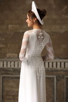 Round collar Materials: Crepe, embroidery lace, beads Type: Modern ao dai Lace Ao Dai, Bridal Ao Dai, Wedding Ao Dai, Modern Ao Dai, Secret Garden Wedding, Garment Cover, Modern Couple, Lace Bridal, Embroidery Lace