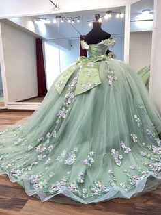 Light Green Quinceanera Dresses, Moda 2000 Quinceanera Dresses, Quince Dresses Green, Green Ball Gown, Green Quinceanera Dresses, Xv Ideas, Mexican Quinceanera Dresses, Quinceanera Themes Dresses, Princesa Tiana