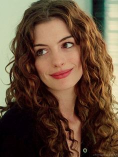 Anne Hathaway Hair Curly, Curly Haired Celebrities, Anne Hathaway Curly Hair, Curly Hair Celebrities, Vacation Hairstyles, Hairstyles 2024, Viral On Tiktok, Haircuts For Curly Hair, Curly Hair Women