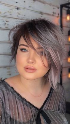 Secret Friend, Short Bleached Hair, Bob Haircut For Round Face, Hair Dye Ideas, Hair Dyed, Celebrity Facts, Short Hair Haircuts, Bleached Hair, Hair Dye