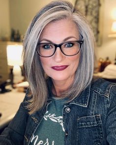 Modern Layered Bob, Layered Bob Haircuts For Women, Beige Blonde Hair Color, Grey Hair Over 50, Grey Hair Transformation, Grey Hair Inspiration, Layered Bob Haircuts, Blending Gray Hair, Gray Hair Highlights