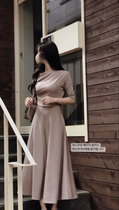 Elegant Silk Dresses, Elegant Classy Outfits, Dress Minimalist, Vintage Formal Dresses, Pakistani Fancy Dresses, Sophisticated Outfits, Minimalist Dresses