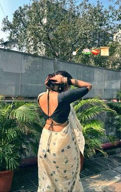 Saree Back Photoshoot, Indian Women Saree Look, Girl In Saree Aesthetic, Saree Asethic Pic, Aesthetic Poses In Saree, Farewell Saree Ideas School, Aesthetic Saree Photography, Indian Saree Aesthetic, Sarees Aesthetic