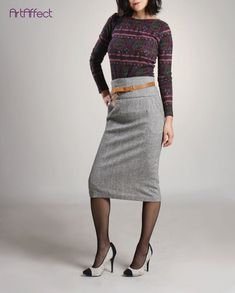 Falda clásica de lana alta de cintura alta está disponible en marrón y mota de hilo metálico de lana de tweed La longitud de la falda del lápiz hace que sea un aspecto pulido Está hecho de lana de tweed marrón de alta calidad con toque de estiramiento Esta falda de invierno delgada está construida Winter Office Mini Pencil Skirt, High Waist Pencil Skirt For Office In Winter, Winter High Waist Pencil Skirt For Work, Winter High-waist Pencil Skirt For Work, Brown Winter Office Skirt, Office Winter Pencil Skirt, Straight Midi Skirt, High Waist Pencil Skirt, Skirt Office