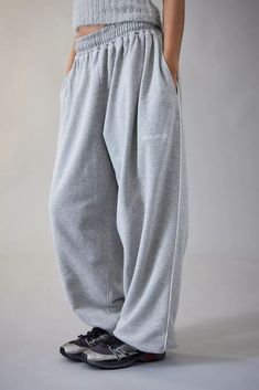 iets frans... Grey Harri Baggy Joggers | Urban Outfitters UK Urban Outfitters Sweatpants, Outfit Jogging, Joggers Outfit Women, Jogging Nike, Jogger Outfit, Baggy Joggers, Jogging Outfit, Baggy Sweatpants, Sweatpants Outfit