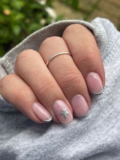 Star Manicure Ideas, French Nails With Star Design, Silver Nail Tips Design, Star Short Nail Designs, Biab Nail Sets, Simple Star Nail Art, Gel Nails Ideas Short Stars, Plain Xmas Nails, Simple Nails With Stars