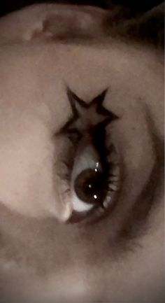 Cool Makeup Ideas Creative, Star Eyeliner Tutorial, Eyeliner Reference, Easy Emo Makeup, Star Grunge Aesthetic, Simple Emo Makeup, Interesting Eyeliner, Goth Graphic Liner, Makeup Double Eyelid