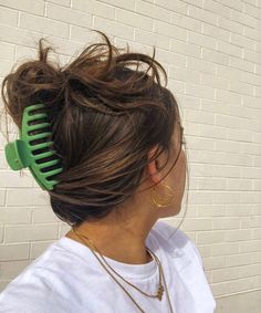 6 lässige, einfache Haarklammer-Frisuren für jede Haarlänge #refinery29 https://www.refinery29.com/de-de/haarklammer-frisuren-fuer-jede-haarlaenge Green Claw Clip, Claw Clip Hairstyles, Hair Clip Hairstyles, Clip Hairstyles, Have Inspiration, Claw Hair Clips, Hairstyles For School, Claw Clip