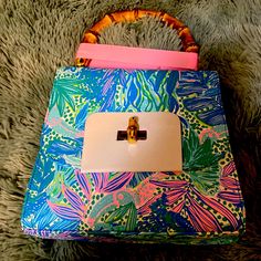 Nwt Lilly Pulitzer Bamboo Top Handle Bag In Print Botanical Green Holiday In The Sun Pink Bucket Box Bag For Shopping, Pink Top Handle Bag For Vacation, Pink Vacation Bag With Detachable Strap, Summer Pink Top Handle Bag, Pink Top Handle Bag For Summer, Pink Beach Bag With Detachable Handle, Pink Summer Shoulder Bag With Detachable Handle, Summer Pink Shoulder Bag With Detachable Handle, Pink Top Handle Box Bag