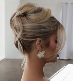 Out Of Face Wedding Hairstyles, Classy Bridal Hair Updo, Veil With French Twist, Blonde Hair Updo Wedding, Elegant Wedding Hairstyles Updo, Blond Updo Hairstyles, Updo Bridal Hair With Veil, Bride Upstyles, Wedding Hairstyles For Long Face