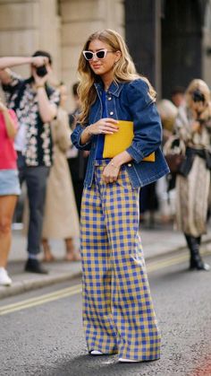 Aesthetic Fall Outfits, Street Style Fall Outfits, Paris Mode, Aesthetic Fall, Looks Street Style, Fall Street Style, Plaid Pants, 가을 패션, Colourful Outfits