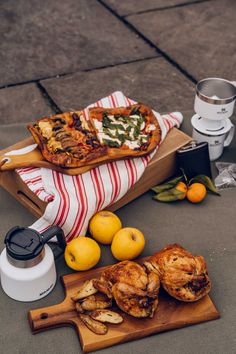 some food is laying out on the ground