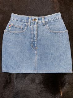 Measures 26’waist, 34’hips, 14 inch length aprox size xs Classic Fitted Mid-rise Denim Skirt, Fitted High Rise Classic Denim Skirt, Classic Fitted High Rise Denim Skirt, Classic Fitted High-rise Denim Skirt, Casual Fitted Skirt With Hip Pockets, Classic Mini Skirt With Pockets, Fitted Vintage Mini Skirt With Pockets, Classic Fitted Denim Blue Denim Skirt, Classic Fitted Denim Blue Skirt