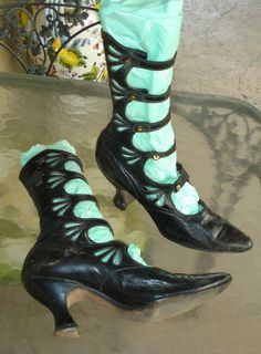 Amazing Victorian Heel Open Boot ~ These heels look a bit TALL for the period, so they MAY be a reproduction of some king Granny Boots Victorian, Victorian Button Boots, Victorian Style Boots, Victorian Boots Outfit, Victorian Heels, Witchy Boots, Boots Victorian, Antique Shoes, Edwardian Shoes