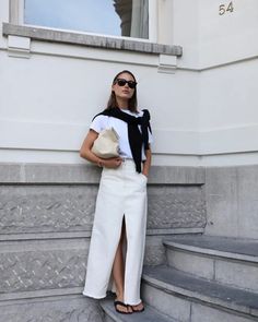 The Best Outfit I Saw On Instagram Today — White Tee, Sweater Tied on Shoulder, Maxi Skirt, Flop Flops Outfit Minimalista, White Jean Skirt, White Skirt Outfits, Looks Pinterest, Long Skirt Outfits, Denim Skirt Outfits, White Denim Skirt, Rock Outfit, Long Denim Skirt