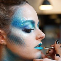 Deep Sea Makeup, Aquatic Makeup, Dolphin Makeup, Under The Sea Makeup, Makeup Bleu, Ocean Fairy, Carnaval Make-up, Maquillage Halloween Simple, Dragon Makeup