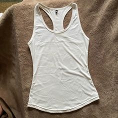 Ptula Tank Top! Never Worn - I Got The Wrong Size. Perfect Condition. White Summer Tank Top For Workout, White Summer Workout Tank Top, White Summer Workout Top, Downtown Shirts, Cute White Tank Top, White Tank Top Outfit, Daily Fashion Inspiration, Future Outfit, Cute Everyday Outfits