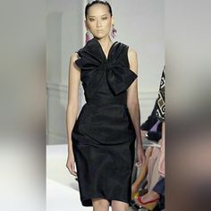 $2,990.00 Oscar De La Renta Stunning Black Silk Bow Runway Dress Gown Us 0, 4, 6, 8 Absolutely Glamours - Just Stunning - Black Silk Dress Gown. Please See Pictures For The Beautiful Details. New With Price Tag $2,990.00 New Without Tag/Like New Look Like It Was Never Worn. Oscar De La Renta Beautiful Silk Dress. Fully Linned With Pure Silk. Beautifully Shaped, For Perfect Figur. Rare And Gorgeous Piece Of Art. Fine Tailor Work When You Want Just The Best. Back Zipper. From Famous Oscar De La Re Black Sleeveless Couture Evening Dress, Black Bow Evening Dress For Formal Occasions, Black Formal Evening Dress With Bow, Black Couture Dress For Formal Occasions, Elegant Silk Evening Dress For Black-tie Events, Black Evening Dress With Bow For Gala, Luxury Knee-length Evening Dress For Formal Events, Luxury Knee-length Evening Dress For Formal Occasions, Elegant Bow Evening Dress For Spring