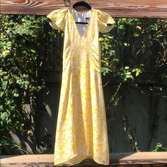 Nwt Burberry Silk Cap Sleeve Yellow And White Floral Dress Size 2. I’ve Had This For A Few Years And Have Never Worn It Because It’s Too Tight For My Rib Cage (Finding Out That Mine Is Larger Than A Usual 2) So Perfect New With Tags! It’s A Gorgeous Dress Perfect For Any Occasion And No Marks, Stains Or Snags. A Wonderful Find! Yellow V-neck Daytime Dress, Yellow A-line Maxi Dress For Brunch, Yellow A-line Midi Dress For Brunch, Yellow V-neck Midi Dress For Daywear, Yellow Fitted Maxi Dress For Daytime, Yellow Fitted Midi Dress For Daytime, Fitted Yellow Maxi Dress For Daytime, Fitted Yellow Midi Dress For Daytime, Plaid Tunic Dress