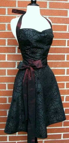 Dress Goth Apron, Goth Outfits For Women, Pin Up Goth, Goth Stuff, Halloween Apron, Cute Goth, Vampire Costume, Gothic Clothes, Spider Webs