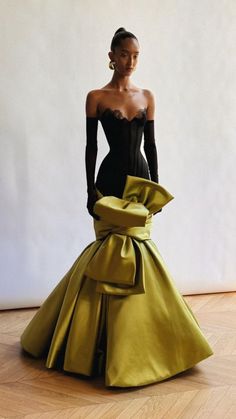 Runway Fashion Couture, Gala Dresses, Glam Dresses, Mode Inspo, On The Floor, Looks Style, Fancy Dresses, The Floor, Couture Fashion