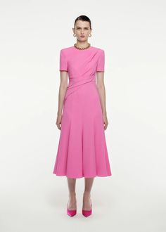 Discover the Short Sleeve Stretch-Cady Midi Dress in Pink at Roland Mouret. Enjoy free Next Day delivery and returns on all UK orders. Shop the new Spring Summer 2023 collection online now. Princesa Anne, Roland Mouret Dress, Midi Dress Fall, Dress 2022, Gaun Fashion, Spring Summer 2023, Fashion 2024, Roland Mouret