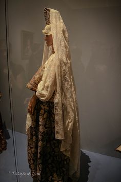 Fata Morgana, Ancient Jewelry, Traditional Costume, Body Shapes, Kimono Top, Victorian Dress