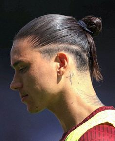 Darwin Nunez Liverpool, Ramos Haircut, Mens Long Hair Undercut, Man Bun Undercut, Champions League Draw, Darwin Nunez, Soccer Hair, Man Bun Hairstyles, Undercut Long Hair