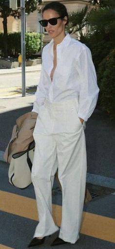 Street Style 2024 Summer White Baggy Jeans Outfit, All White Outfit Classy, White Trousers Outfit, Sjp Style, White Outfit Casual, Vogue 2024, White Denim Outfit, London Clothes, Airport Attire