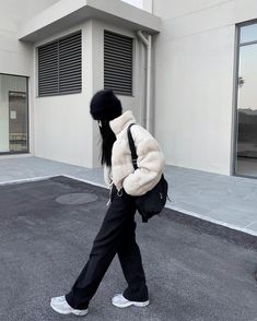 Japan Fashion Trends 2023, Douyin Fashion Aesthetic, Winter Douyin Outfits, Korean Dark Outfit, Hongdae Fashion