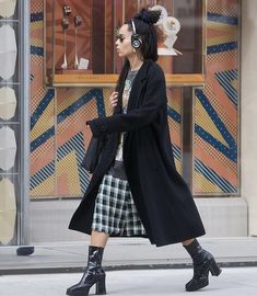 Zoey Kravitz Street Style, Anok Yai Street Style, 2023 Grunge, Zoey Kravitz, Zoe Isabella Kravitz, Magic Clothes, Models Off Duty Style, Feminine Fashion