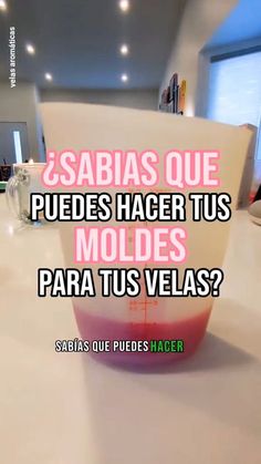 there is a cup on the table with red liquid in it that says, sabias que puedes hacer us moldes para tus velas?